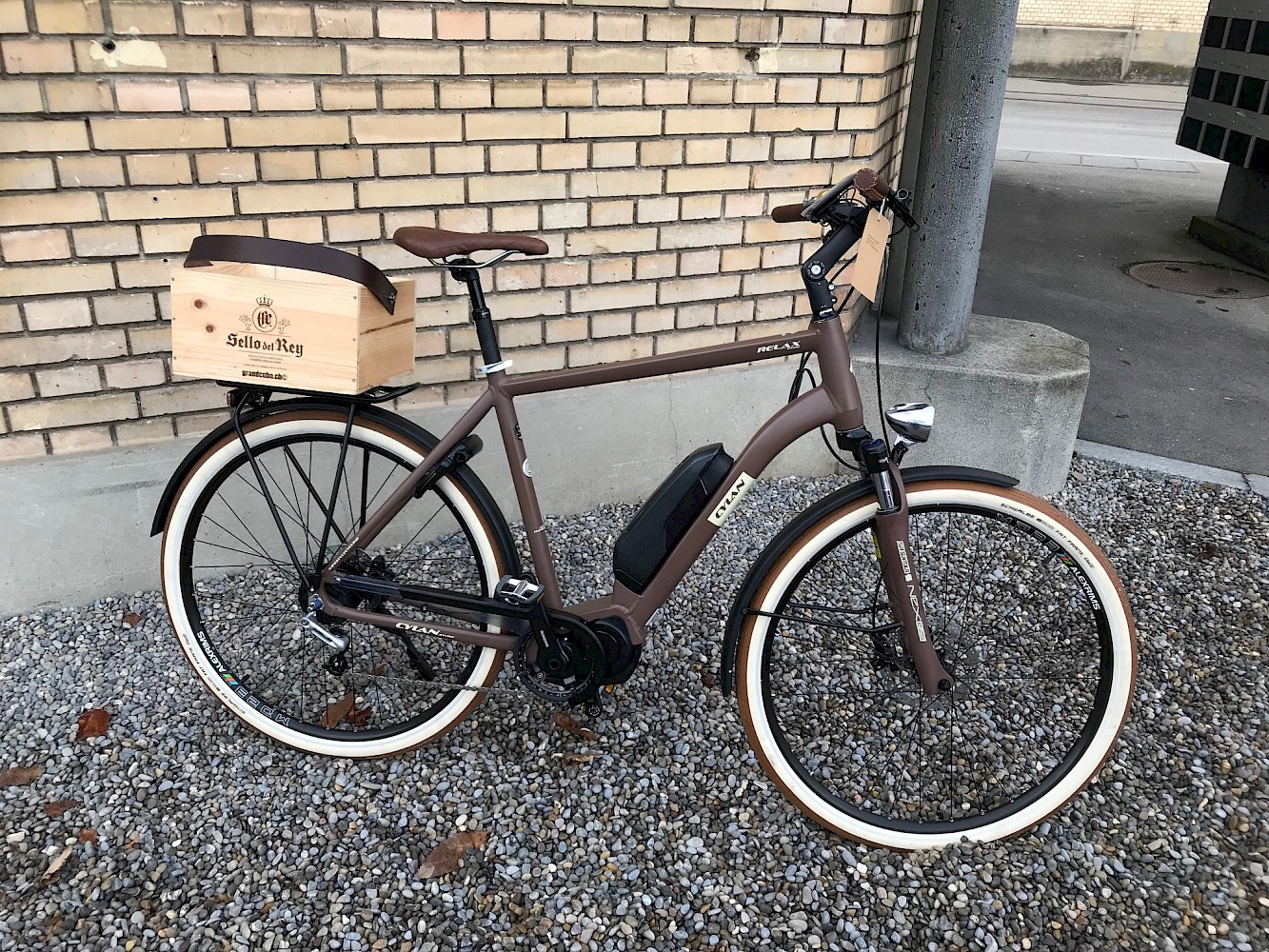 Velo-Tragbox mit Lederriemen in Schwarz